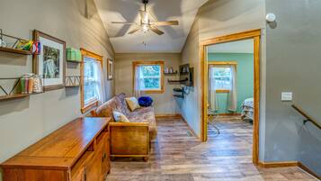 Een smart-tv, een dvd-speler, boeken en een filmbibliotheek