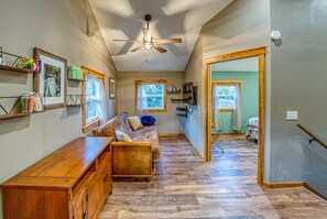 Een smart-tv, een dvd-speler, boeken en een filmbibliotheek