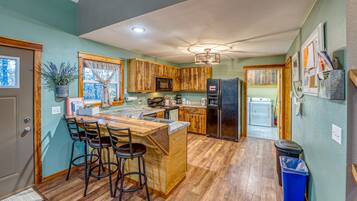 Kühlschrank, Mikrowelle, Herdplatte, Geschirrspüler