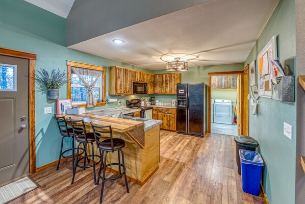 Fridge, microwave, oven, stovetop - Cell Service + Scenic Hiking from Your Cabin Door + Near Hemmed in Hollow Trail (Compton)