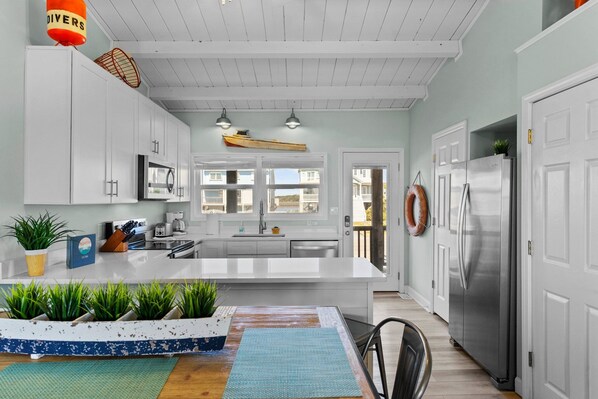 Een koelkast, een microgolfoven, een oven, een kookplaat