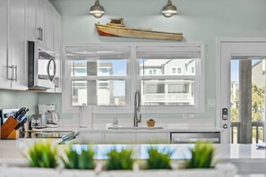 Een koelkast, een microgolfoven, een oven, een kookplaat