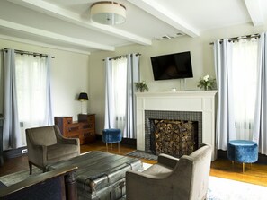 COTTAGE SUITE - ROOM 18 | Living area | 42-inch flat-screen TV with cable channels, TV, books - Hasbrouck House (Stone Ridge)