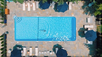 Alberca al aire libre por temporada y sombrillas en la alberca