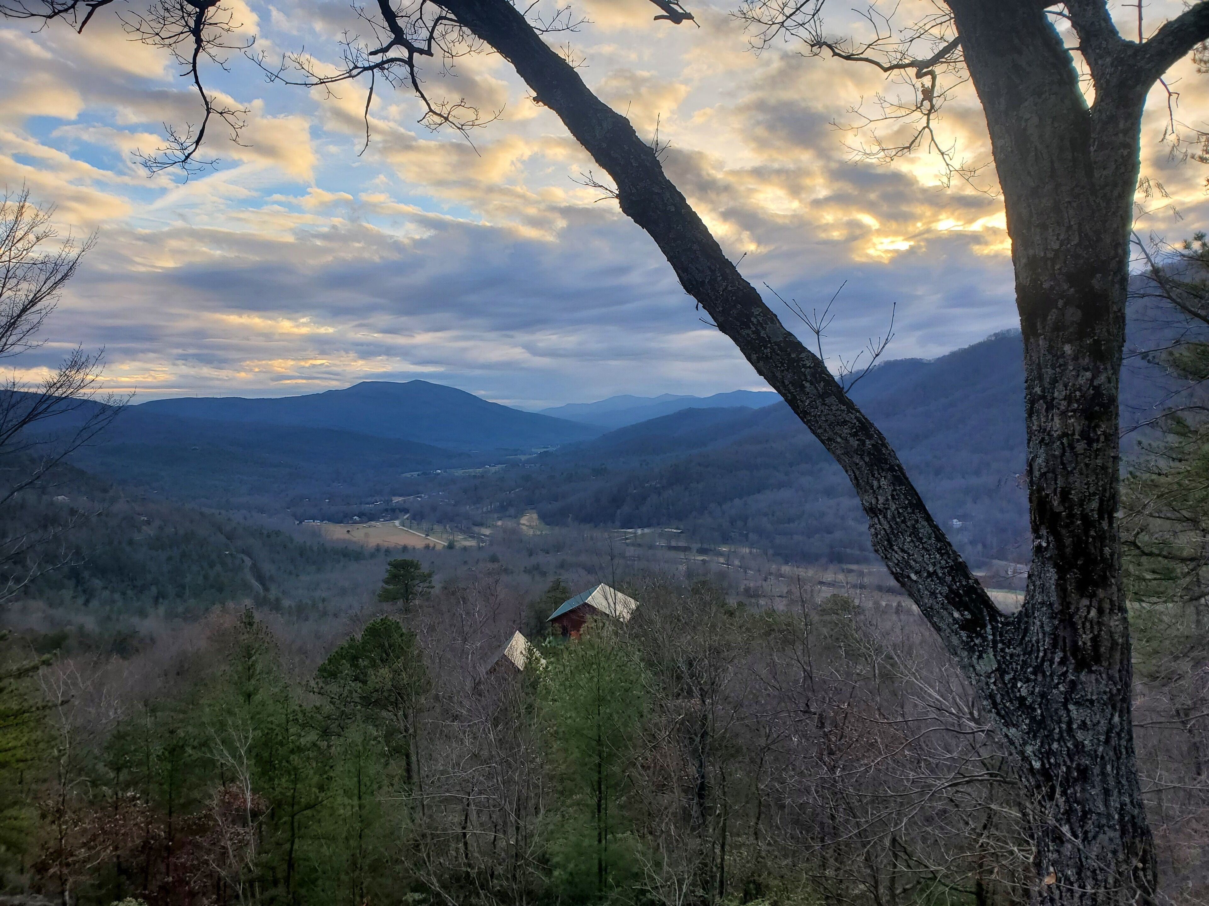 Red Mountain Lodge - Sunrise and Sunset Mountain Views, Hot Tub, Pool Table