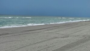 A beach with a clear sky and waves approaching the shore. - Private Golden Beach access on Venice Island (Venice)