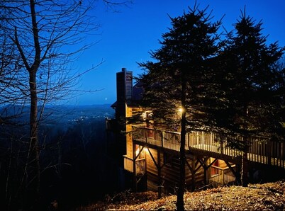 Charming Cabin w/ Sweeping Mountain Views