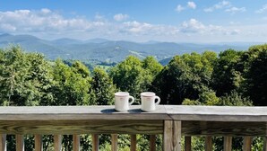 Eine Holzterrasse mit zwei weißen Kerbehäupchen.