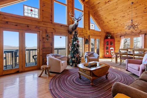 Charming Cabin w/ Sweeping Mountain Views