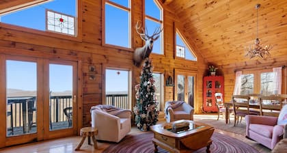 Charming Cabin w/ Sweeping Mountain Views