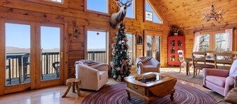 Charming Cabin w/ Sweeping Mountain Views