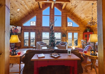 Charming Cabin w/ Sweeping Mountain Views