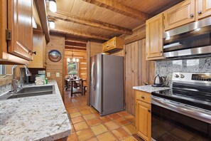 ثلاجة، ميكروويف، فرن، موقد طهي مسطح