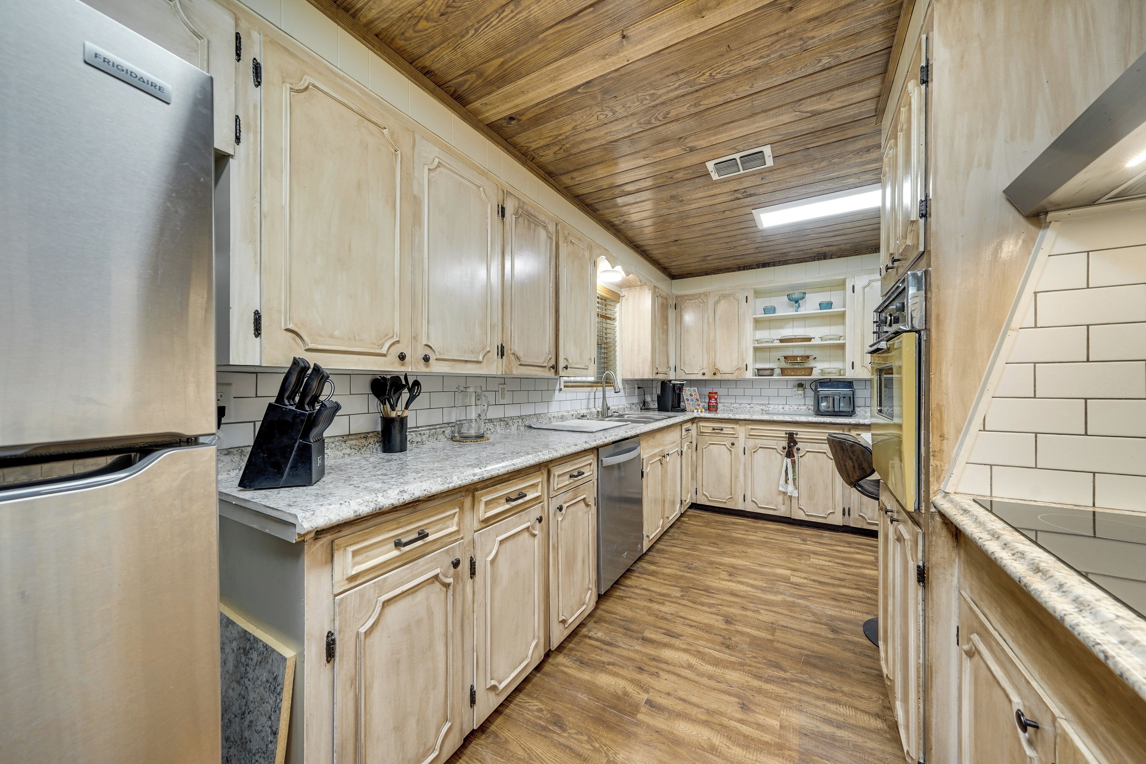 Fridge, microwave, stovetop, dishwasher