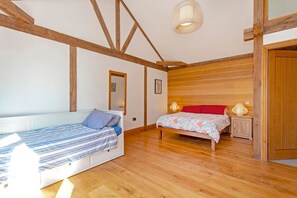 2 bedrooms, iron/ironing board, travel cot, free WiFi