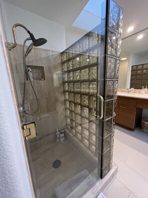 Baignoire, séchoir à cheveux, serviettes fournies, savon