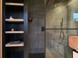 Dusche, kostenlose Toilettenartikel, Haartrockner, Handtücher