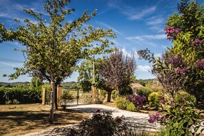 Property grounds - Lovely 8 Persons House in Alles-sur-Dordogne (Alles-sur-Dordogne)