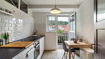 Frigorifero, microonde, forno, piano cottura