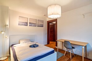 3 makuuhuonetta, työpöytä, ilmainen Wi-Fi, vuodevaatteet
