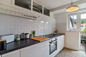 Jääkaappi, mikroaaltouuni, uuni, liesi