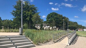A pathway leading to a beach with steps and a railing. - fewo1846 - UferNest (App. 603) / Studio apartment with balcony on the 1st floor - (Harrislee)