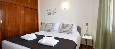 2 slaapkamers, een strijkplank/strijkijzer, gratis wifi, beddengoed