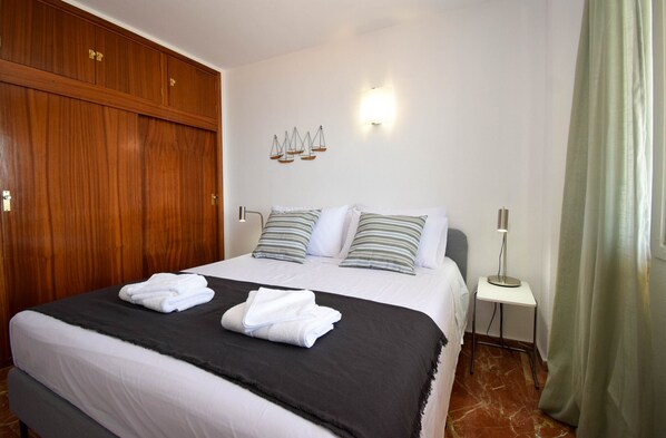 2 slaapkamers, een strijkplank/strijkijzer, gratis wifi, beddengoed