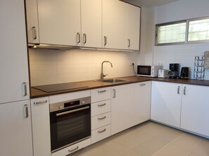 Een koelkast, een magnetron, een oven, een kookplaat