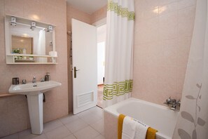 Baignoire, sèche-cheveux