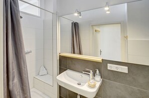 Dusche, Haartrockner, Handtücher