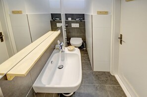 Shower, hair dryer, towels - fewo1846 - Am Südermarkt / centrally located 2-room apartment on the 2nd floor with balcony - (Flensburg)