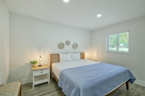 3 bedrooms, desk, free WiFi, bed sheets - Blue Jewel - Coastal retreat by the beach with private patio including foosball (Deerfield Beach)