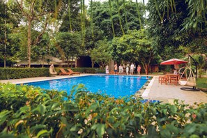 Una piscina al aire libre