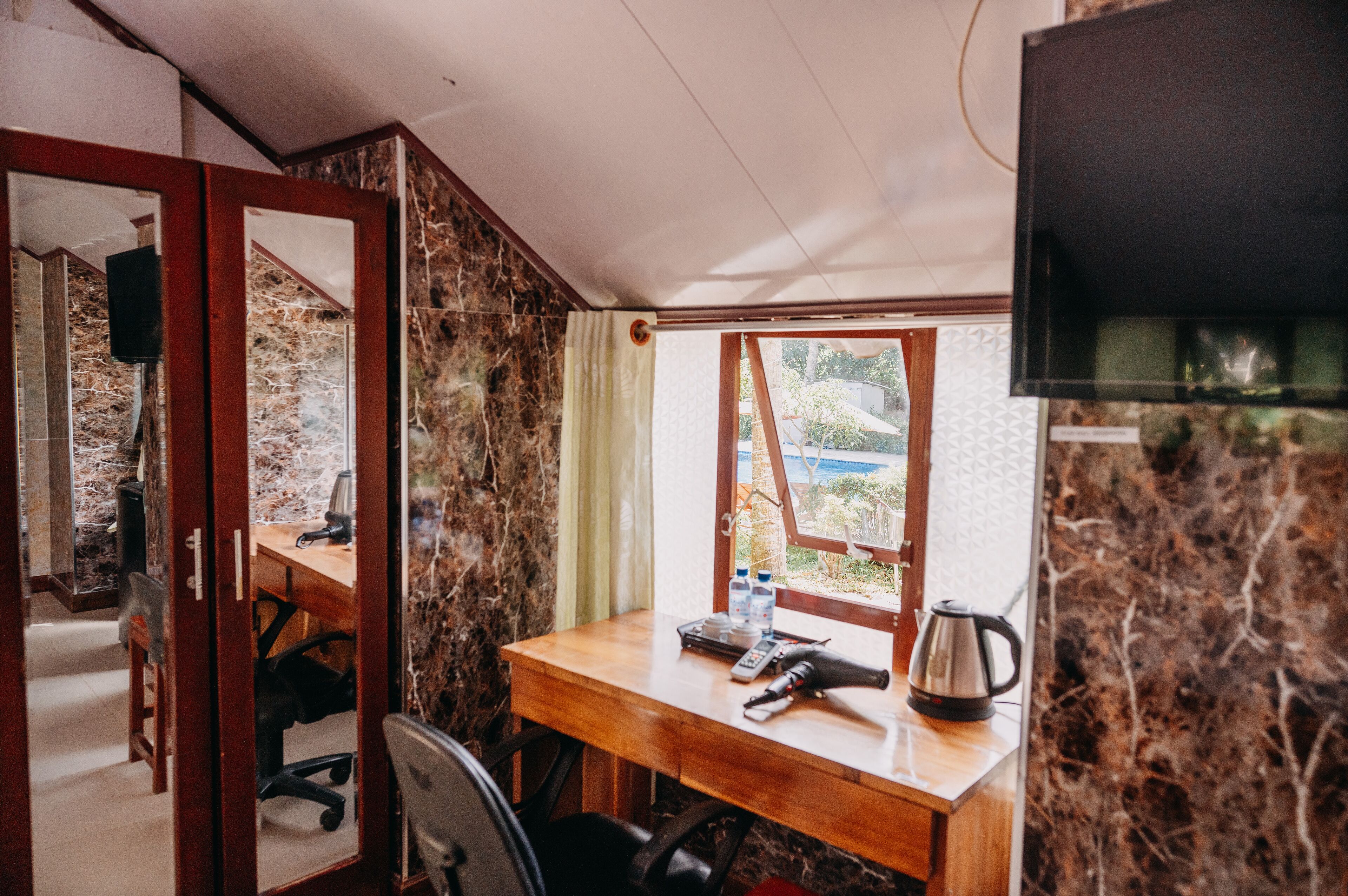 1 bedroom, hypo-allergenic bedding, pillow-top beds, minibar