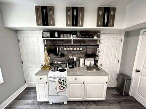 Réfrigérateur, micro-ondes, plaque de cuisson, cafetière/bouilloire