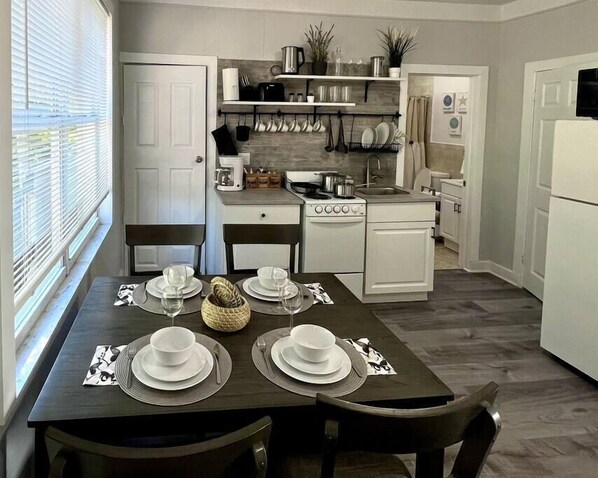 Refrigerador, microondas, placa de cocina, cafetera/tetera