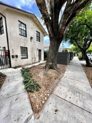 المنطقة المحيطة بالمنشأة