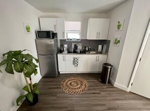 Kühlschrank, Mikrowelle, Herdplatte, Wasserkocher mit Kaffee-/Teezubehör