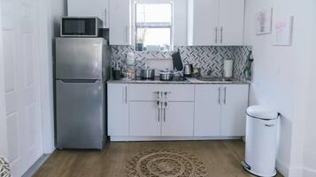 Refrigerador, microondas, parrilla de estufa y cafetera y tetera