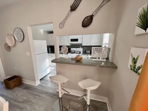 Refrigerador, microondas, horno y cafetera y tetera