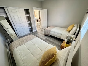 3 habitaciones, tabla de planchar con plancha, wifi y ropa de cama