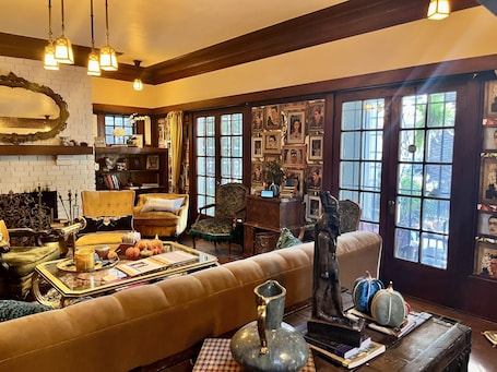 32-inch flat-screen TV with cable channels, Netflix, streaming services