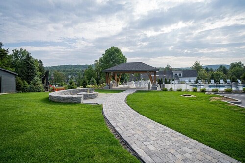 Cozy ski-in/ski-out condo on Mount Snow w/fireplace