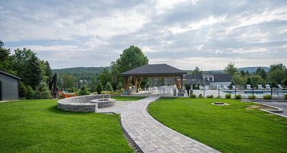 Cozy ski-in/ski-out condo on Mount Snow w/fireplace