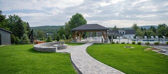 Cozy ski-in/ski-out condo on Mount Snow w/fireplace