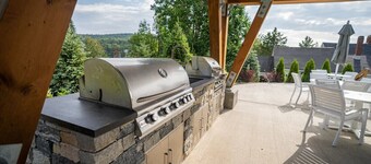 Cozy ski-in/ski-out condo on Mount Snow w/fireplace