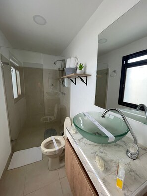 Habitación de lujo | Baño | Regadera, secadora de cabello, toallas 