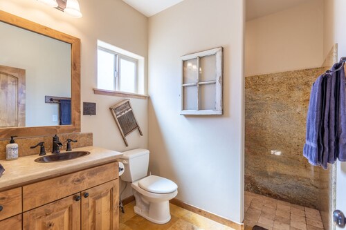 Beautiful retreat on Hat Creek, Fire pits, Fishing and  15 min. from Lassen Park