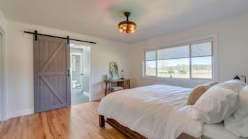 3 bedrooms, desk, iron/ironing board, WiFi